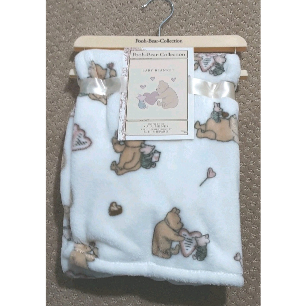 Classic Winnie the Pooh Bear Baby Blanket Piglet Heart Soft Fleece White‎ NWT